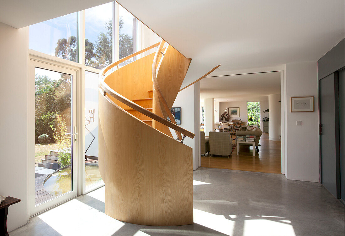 Beleuchtete Wendeltreppe in doppelter Höhe in einem Haus in Essex UK