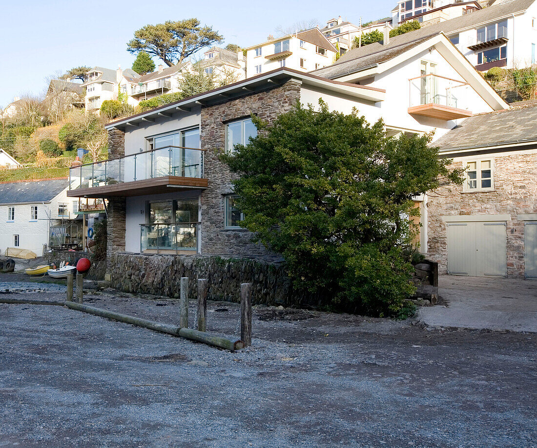 Außenansicht eines modernen Hauses am Wasser in Noss Mayo, einem der unberührtesten Flecken in Süd-Devon