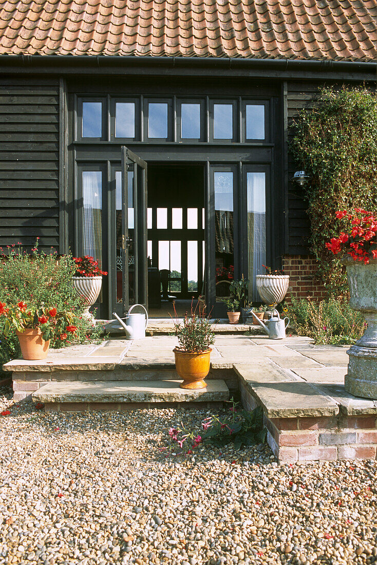 Gartenansicht einer Scheune mit Eingang zum Wohnbereich