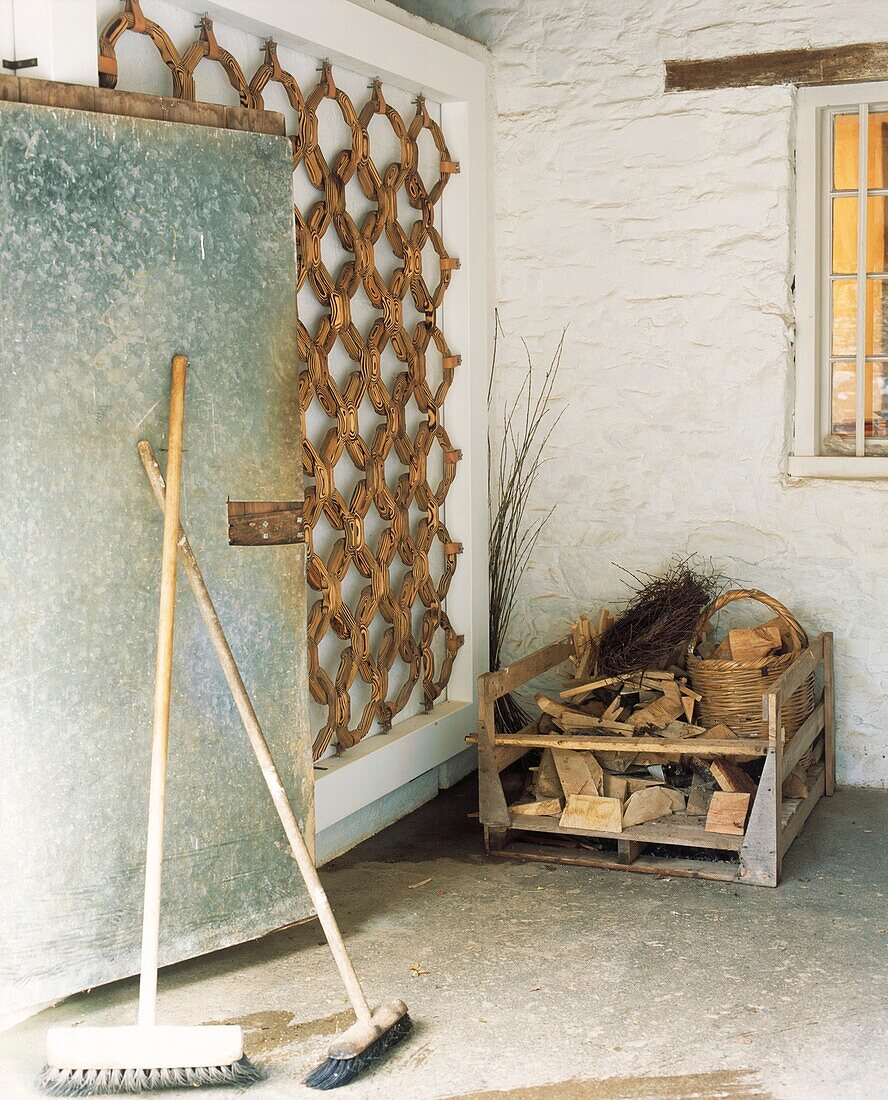 Holzskulptur an der Wand hinter einer Metalltür