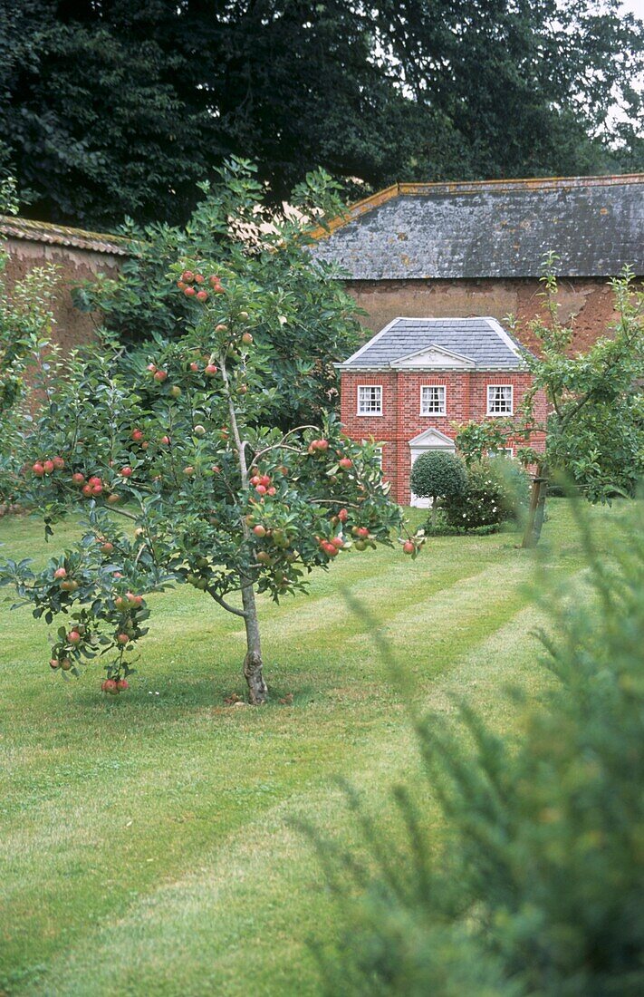 Georgianisches Miniaturhaus im ummauerten Obstgarten