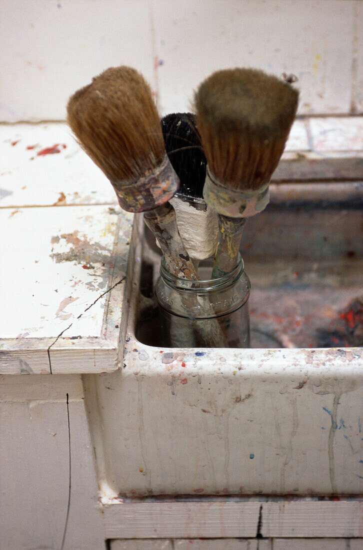 Pinsel trocknen in einem Waschbecken in Belfast