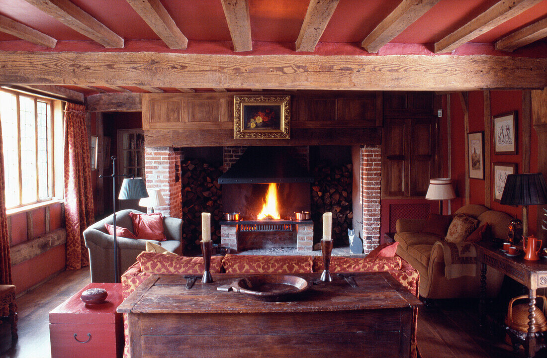 Wohnzimmer mit Holzbalken und Verkleidung um den Kamin herum, um Fernseh- und Audiogeräte zu verbergen