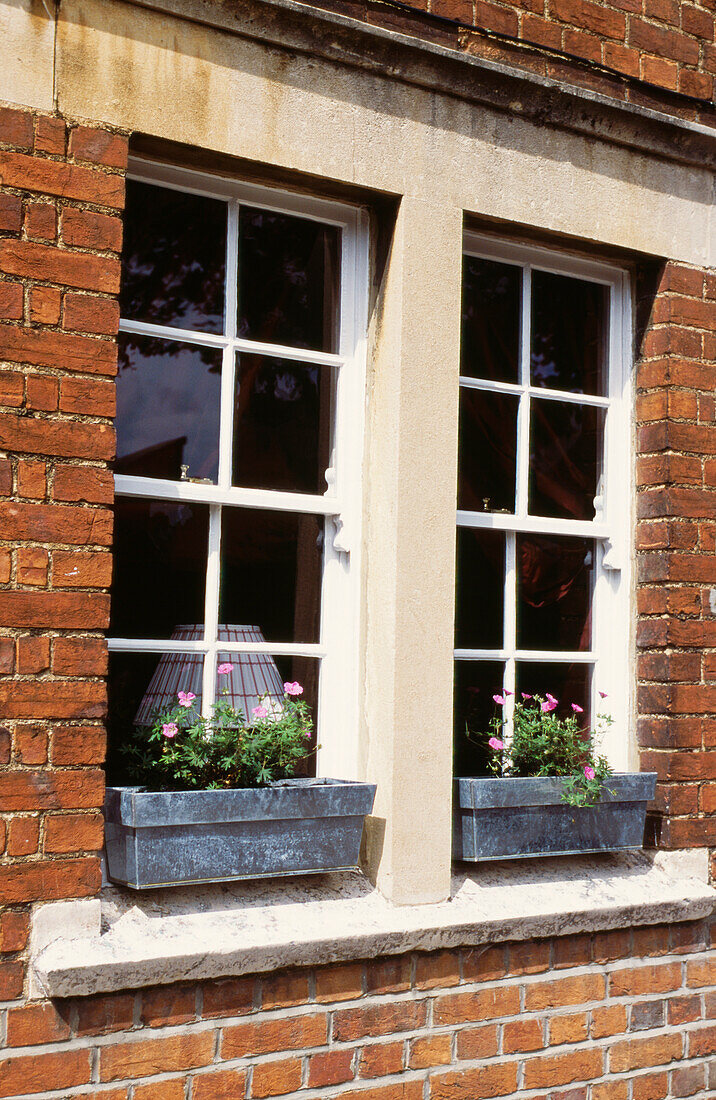 Haus in Oxfordshire von außen mit Blumenkästen