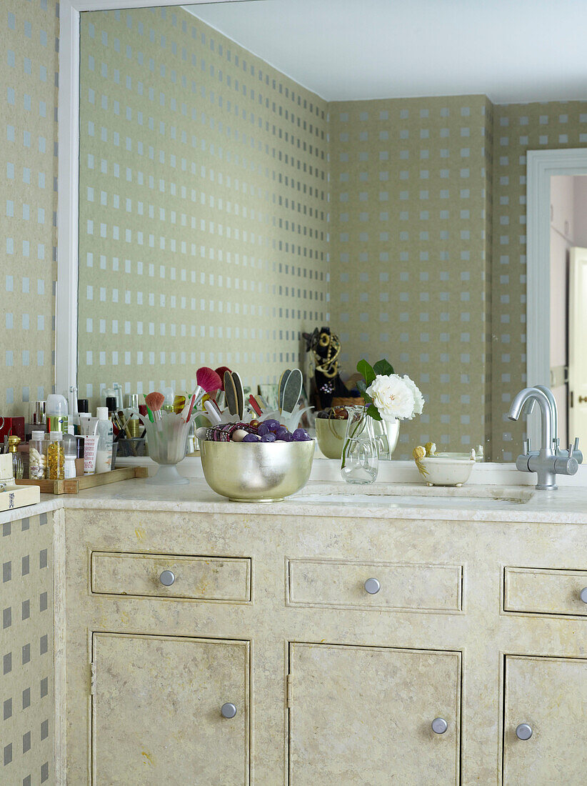 Neutral bathroom with storage