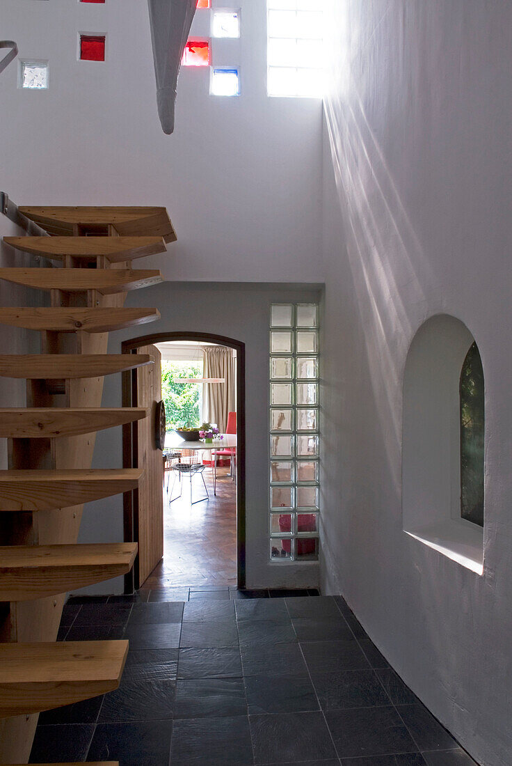 Treppe in einem modernen Haus mit Esszimmer im Hintergrund