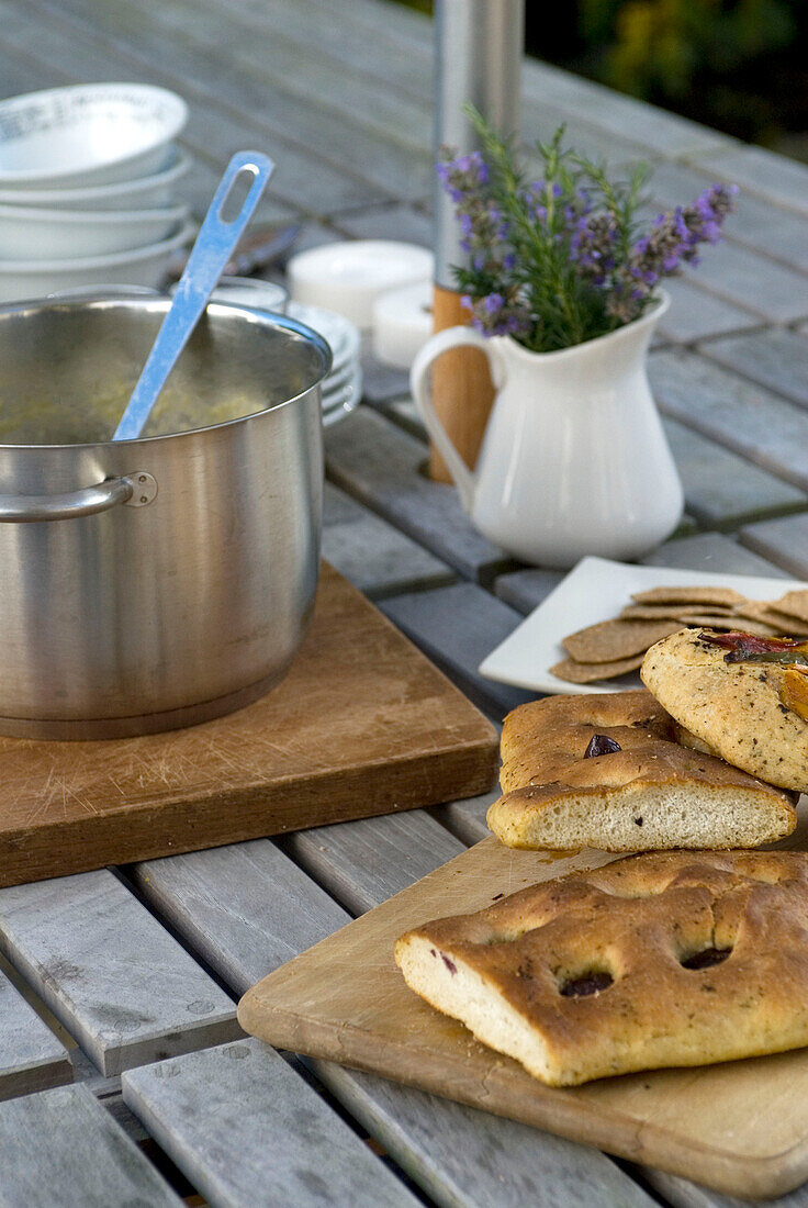 Frische Lebensmittel auf einem Gartentisch