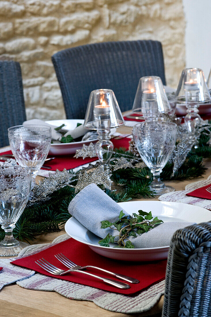 Efeudekoration auf der Serviette auf dem Gedeck für das Weihnachtsessen in einem Bauernhaus in Wiltshire