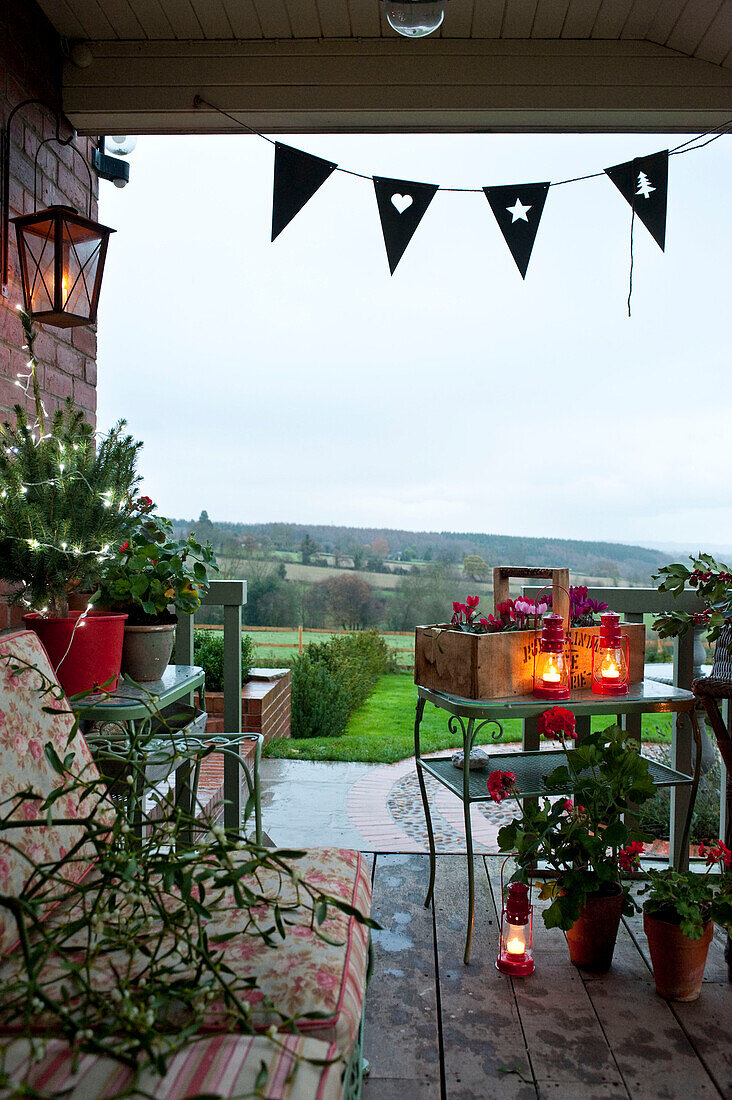 Mistelzweige und Wimpel auf der Veranda eines Hauses in Hereford