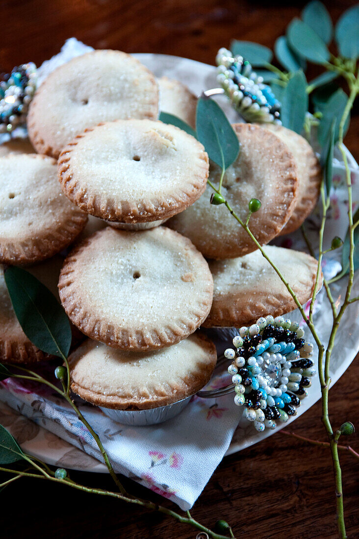 Mince Pies mit schmuckvollen Serviettenringen