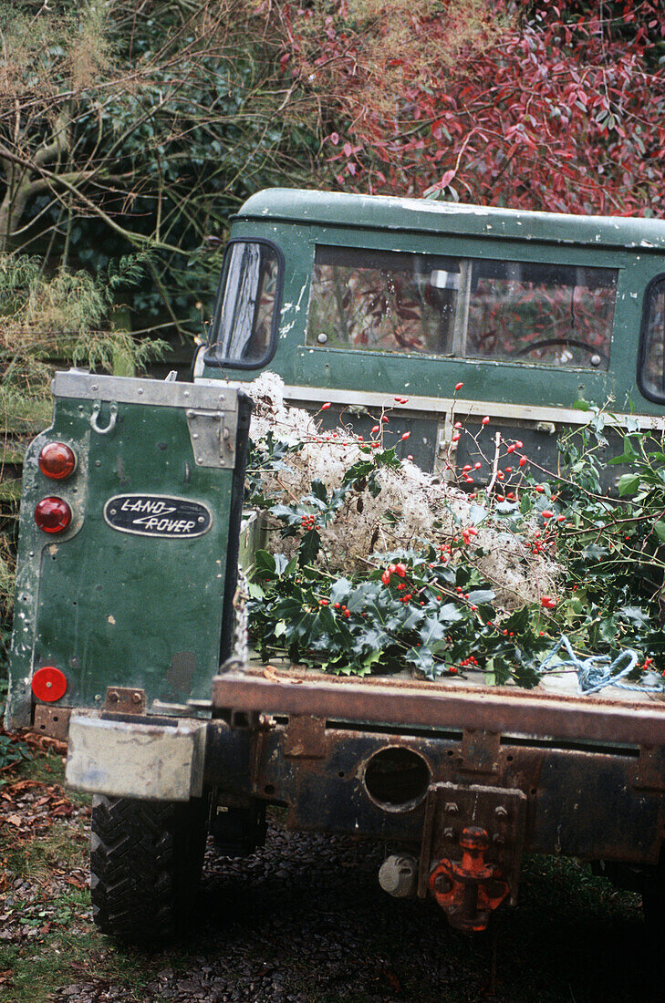 Landrover mit Kofferraum voller Äste