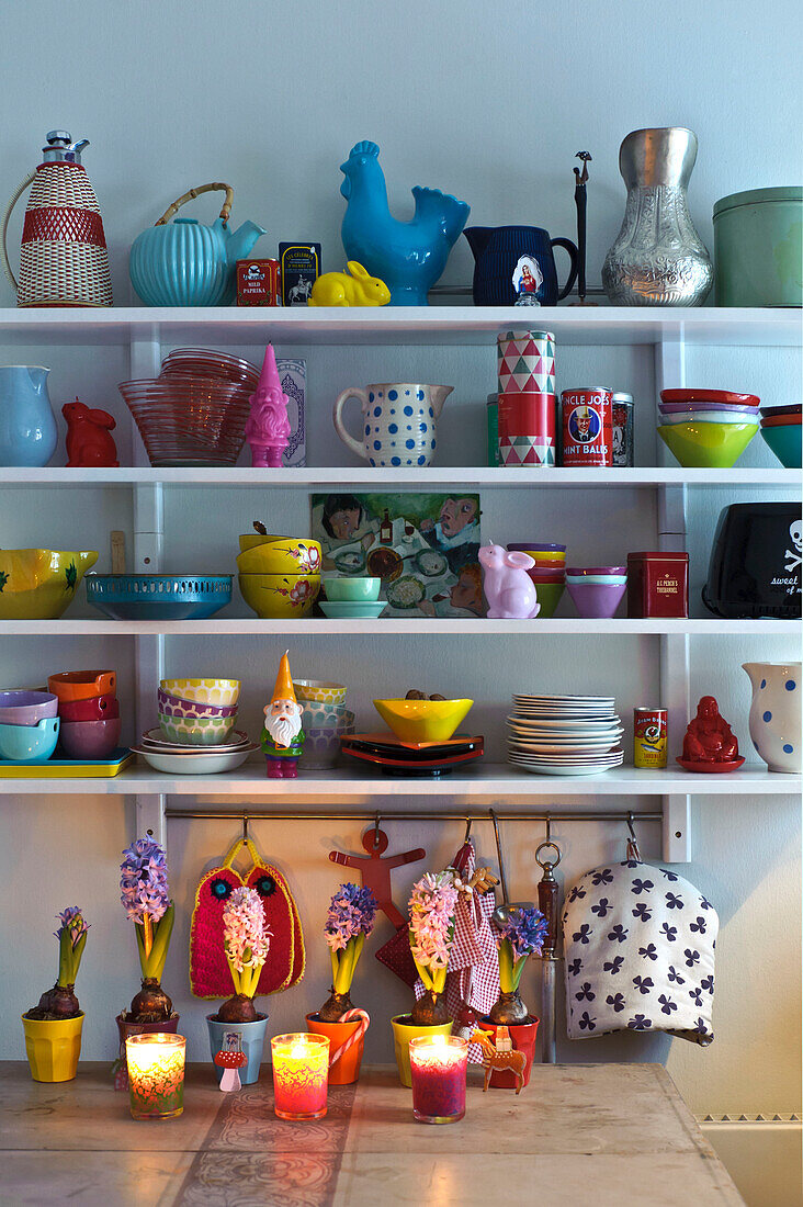 Geschirr und Haushaltswaren auf einem Wandregal in der Küche eines modernen Familienhauses in Odense, Dänemark