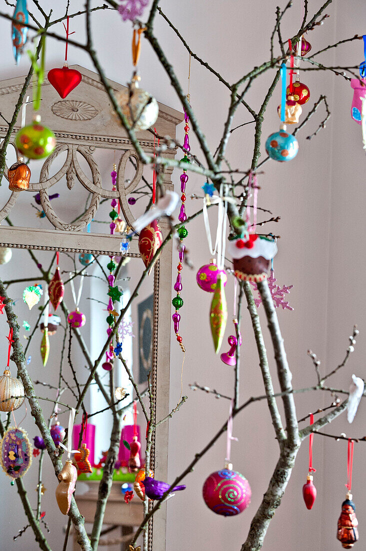 Weihnachtsdekoration im modernen Haus einer Familie in Odense, Dänemark