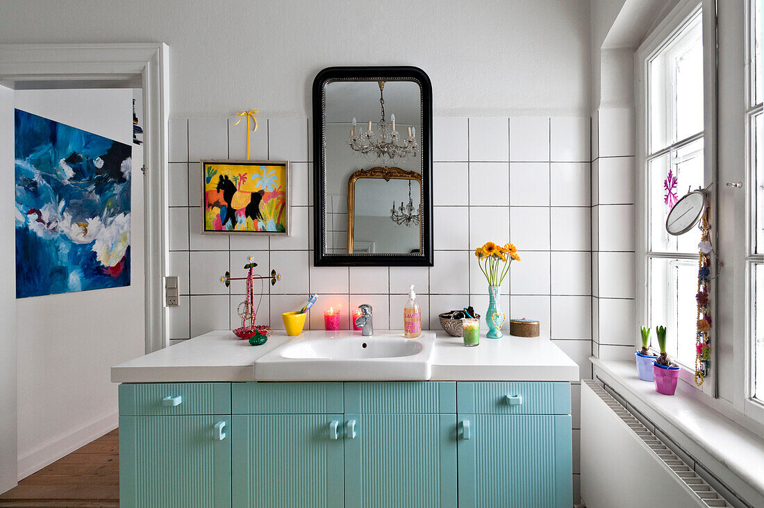 Moderne Kunst und pastellblaue Badezimmerablage in einem modernen Einfamilienhaus in Odense, Dänemark
