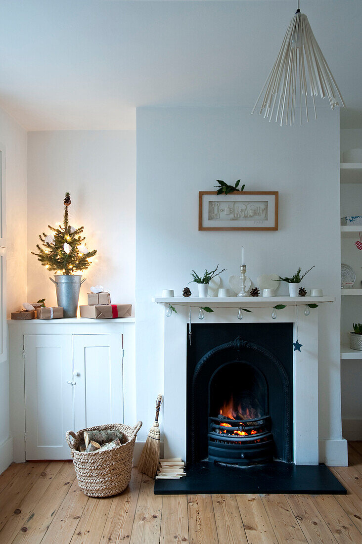 Eingepackte Geschenke unter dem Weihnachtsbaum mit originalem Kamin in Richmond-on-Thames, London