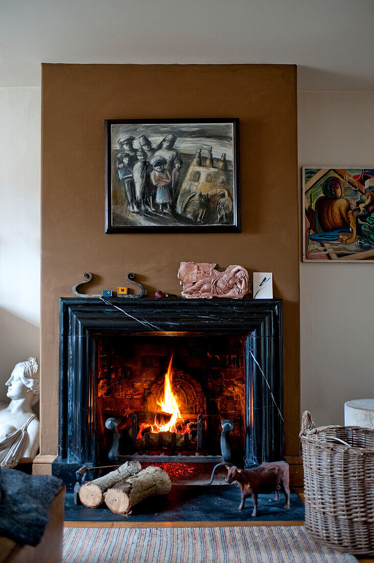 Offener Kamin mit gemauerten Gussteilen im historischen Haus in Yeovil, Somerset, England