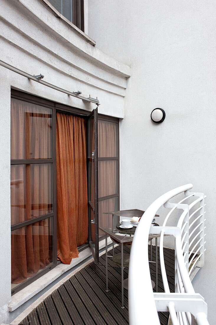 Offene Tür zur überdachten Balkonterrasse einer Londoner Wohnung England UK