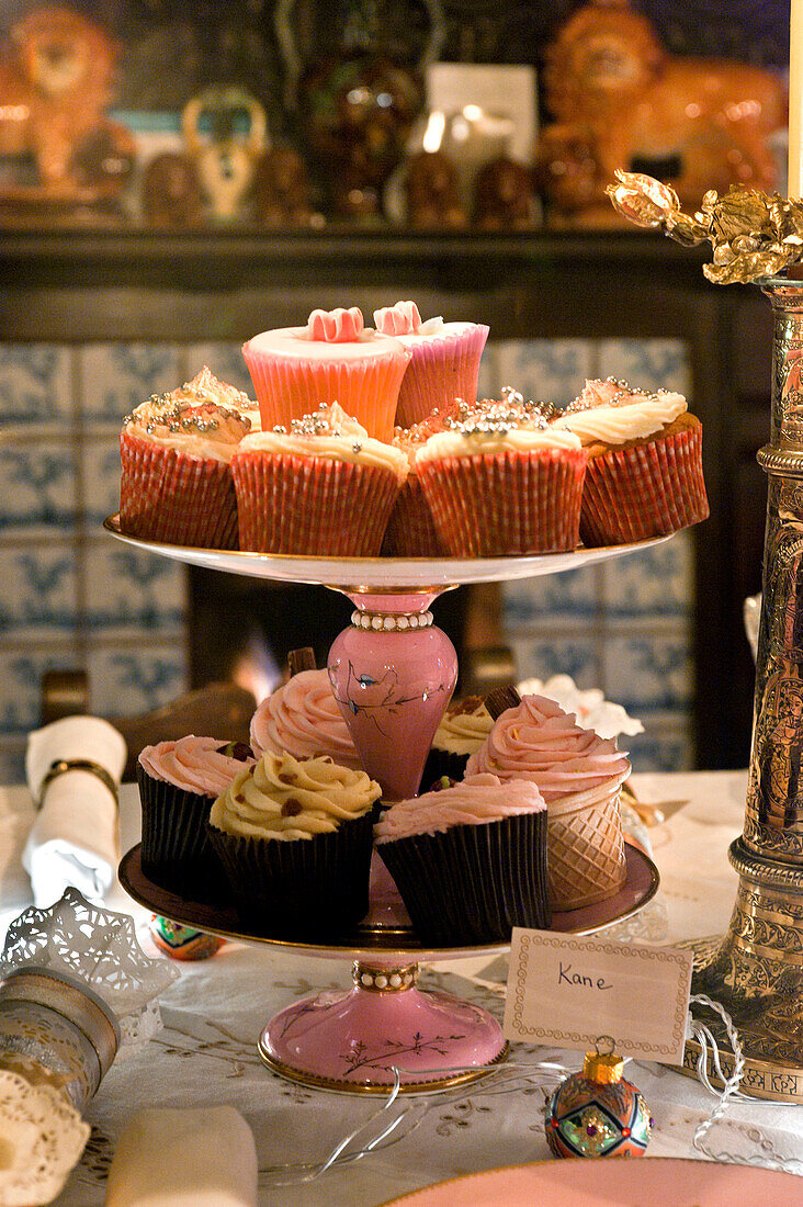 Feenkuchen auf Kuchenständer in Cheltenham Landhaus Gloucestershire England UK