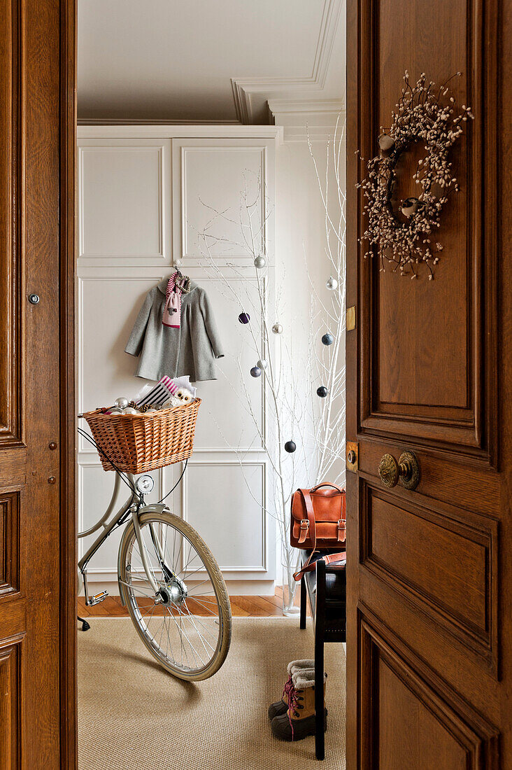 Fahrrad im Hausflur einer Pariser Wohnung, Frankreich