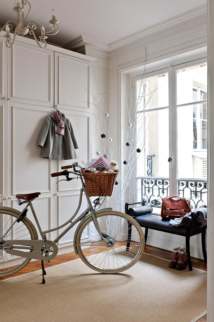 Fahrrad im Hausflur einer Pariser Wohnung, Frankreich