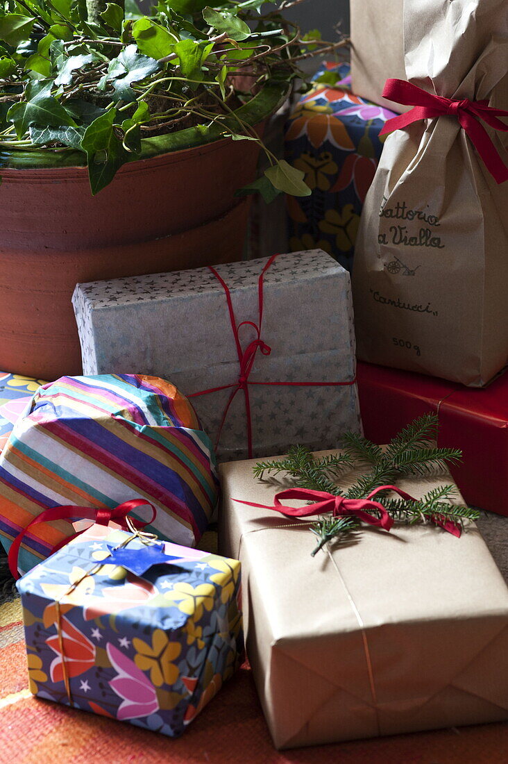 Eingepackte Geschenke in einem Bauernhaus, Cornwall, England, UK