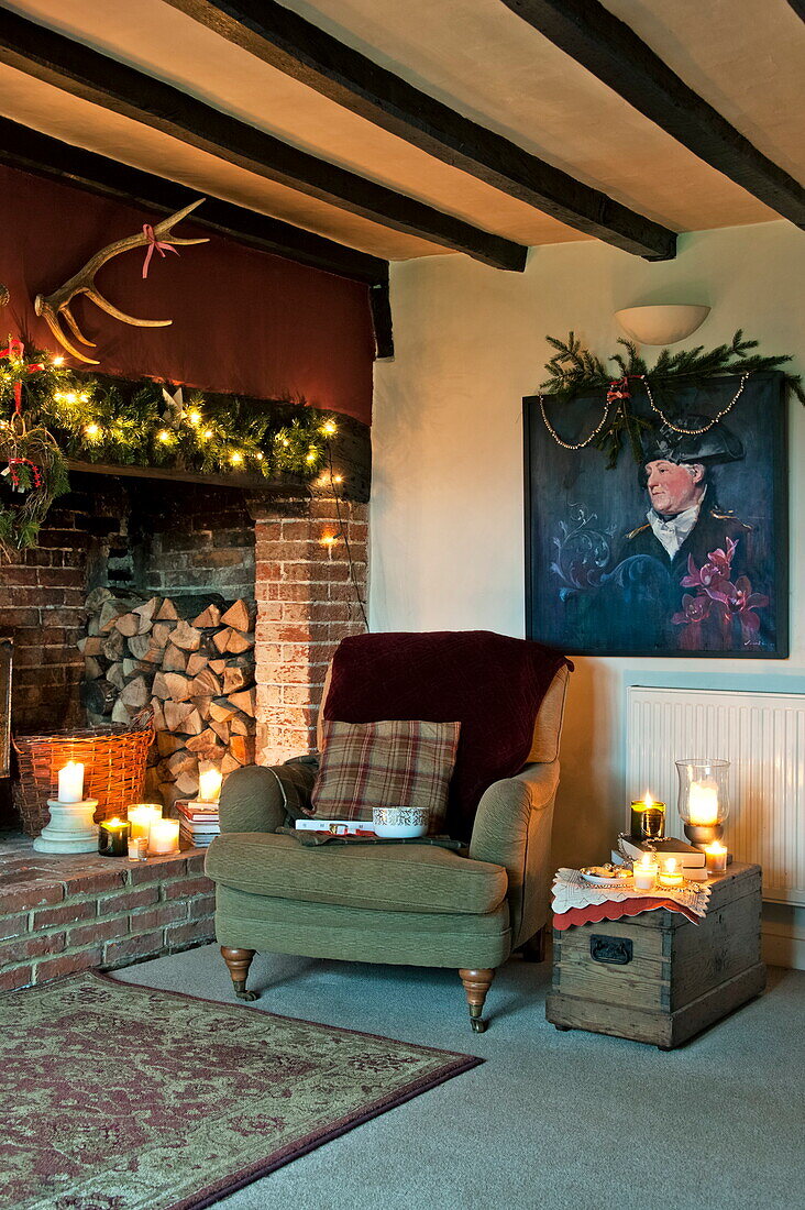 Lichterketten über einem freiliegenden Ziegelsteinkamin in einem Landhaus in Shropshire, England, UK