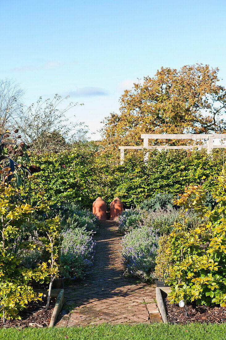 Terrakotta-Glocke im Küchengarten, Blagdon, Somerset, England, UK