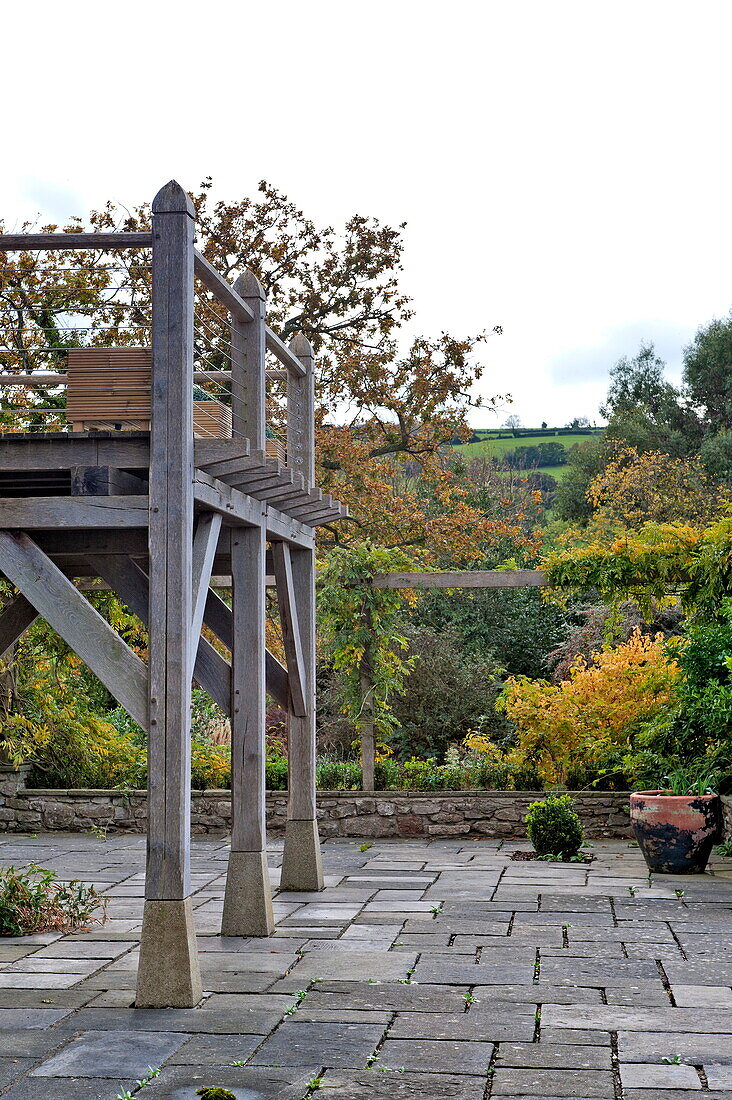 Balkonterrasse in einem ländlichen Außengarten in Blagdon, Somerset, England, UK