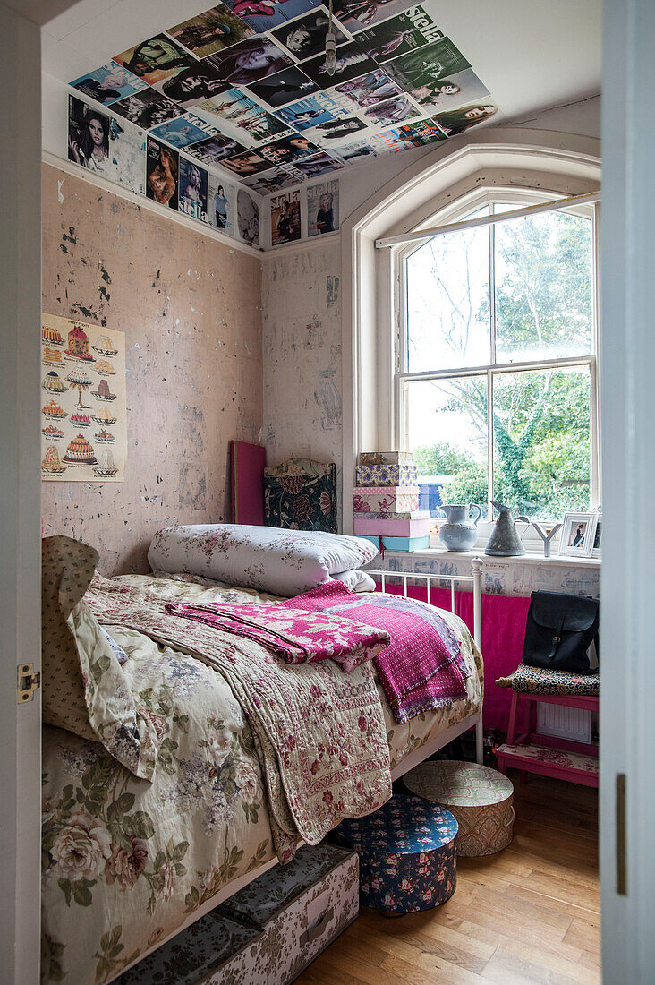 Einzelbett mit verschiedenen Steppdecken und Deckencollage Stamford home Lincolnshire England UK