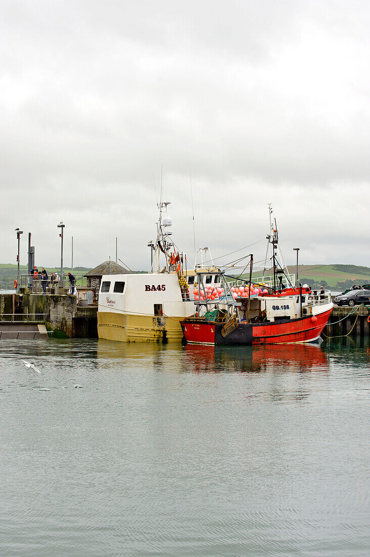 Fischerboote im Hafen bei bedecktem Himmel Cornwall UJ