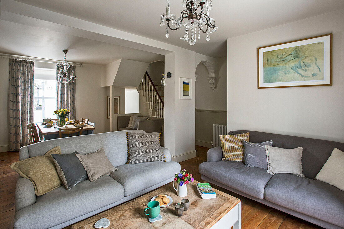 Graues Sofa im Wohnzimmer eines Hauses in St Ives, Cornwall, England, UK