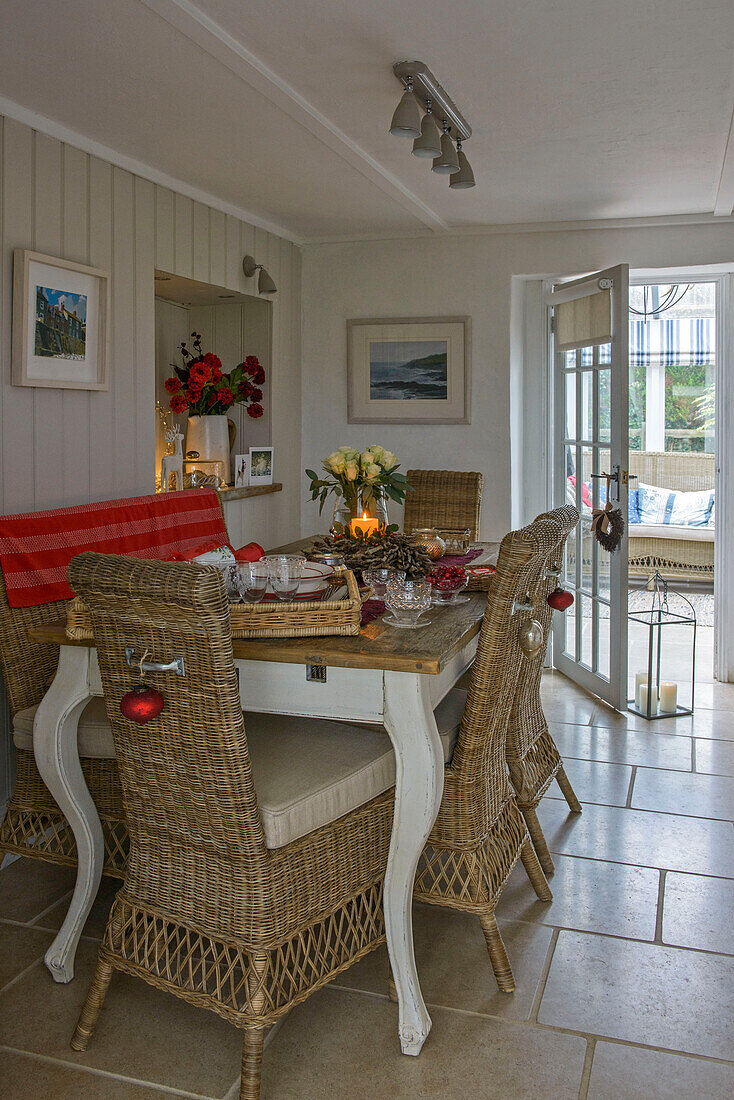 Korbstühle am Esstisch zu Weihnachten in einem Bauernhaus in Penzance, Cornwall UK