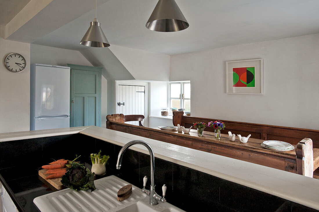Gemüse auf einem Abtropfbrett in der modernen Küche eines Ferienhauses in Cornwall UK
