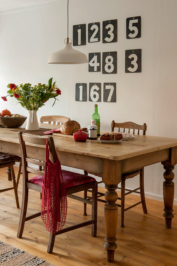 Esstisch und Stühle aus Holz mit Anzeigetafel in einem Ferienhaus in Cornwall UK