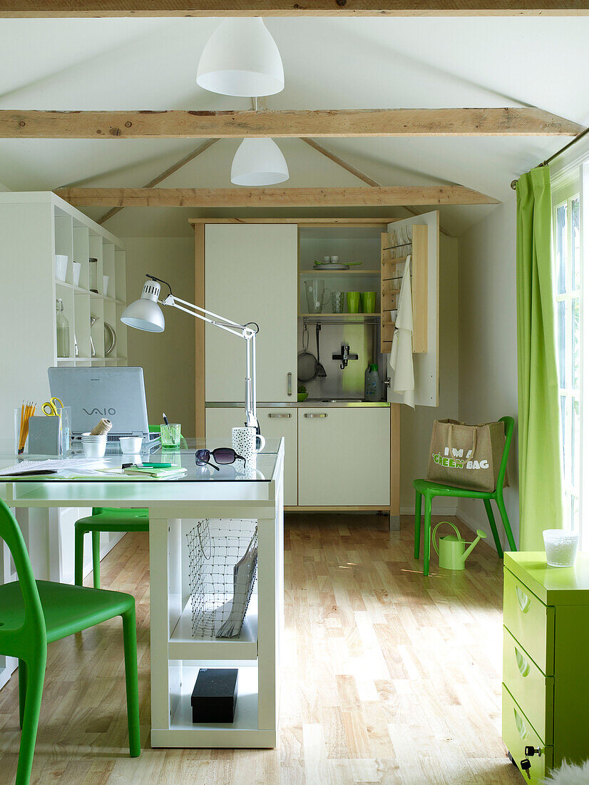 Grüne Stühle und Küchenzeile in einem Gartenhaus-Arbeitsstudio UK
