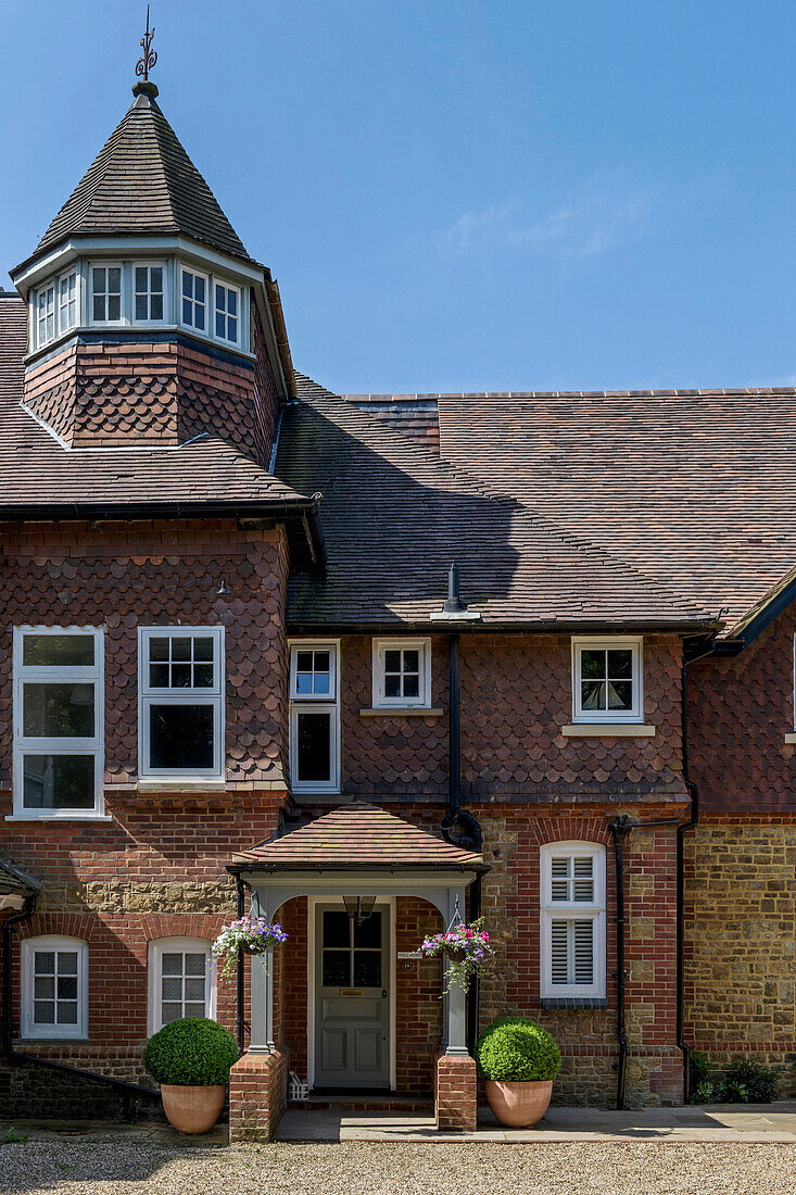 Eingangsveranda eines viktorianischen Hauses im Lutyens-Stil, das um 1880 in Godalming, Surrey, gebaut wurde (Grade II) UK