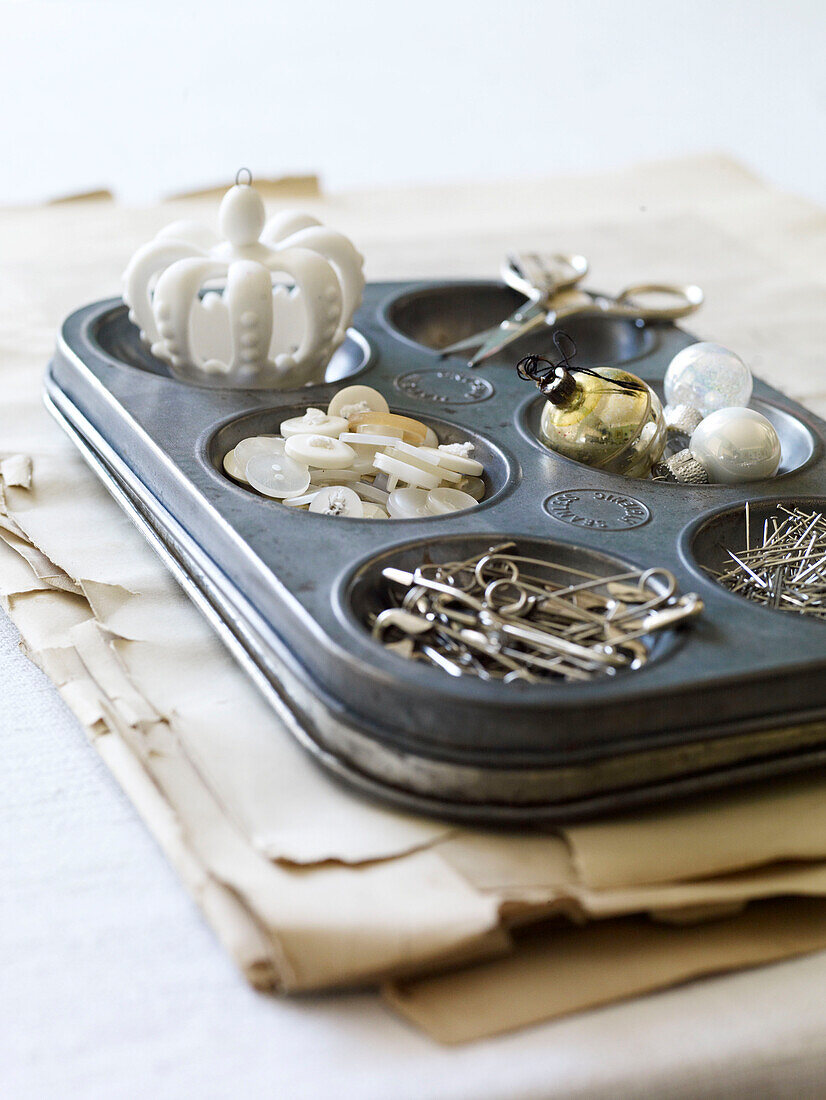 Cake tray with buttons and pins
