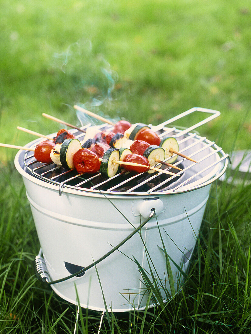 Zucchini- und Tomatenspieße auf Grillkübel