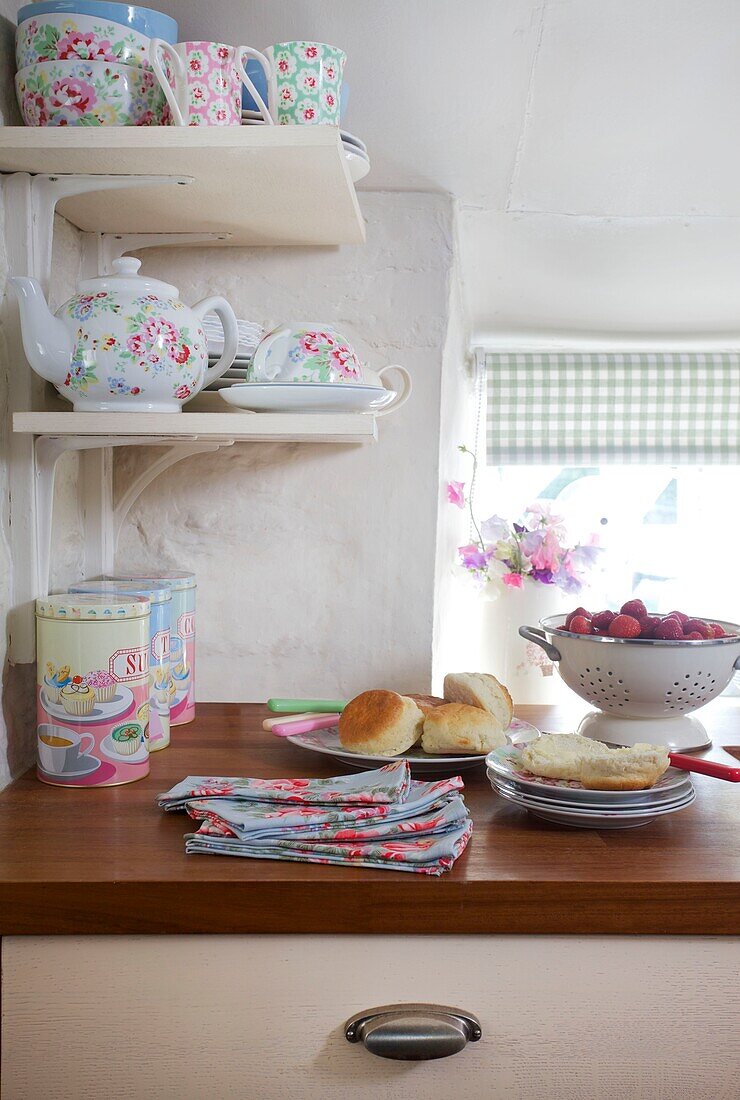 Geblümtes Teeset und Scones auf Küchenarbeitsplatte in Corfe Castle, Dorset, England, UK