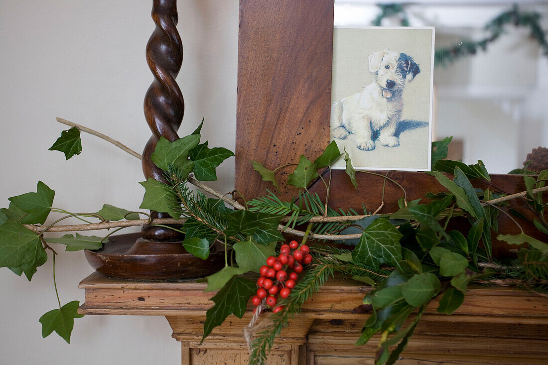 Weihnachtsschmuck auf dem Kaminsims mit Bild eines Hundes in einem Haus in Tenterden, Kent, England, UK