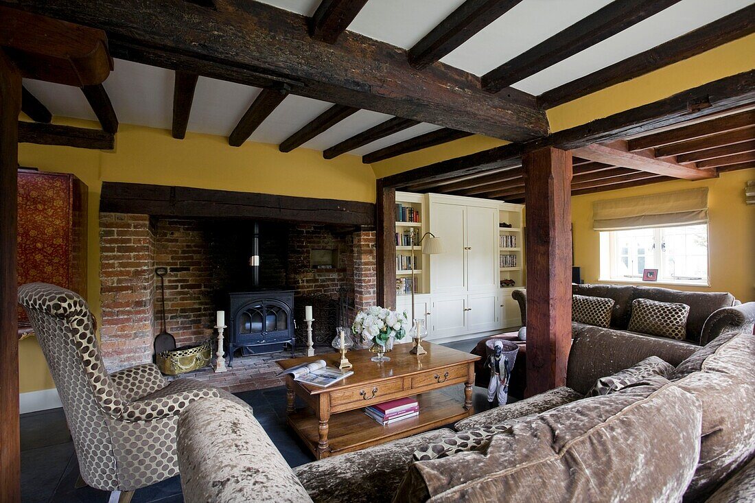 Gelbes Wohnzimmer mit Balkendecke in Fachwerkhaus, Grafty Green, Kent, England, UK