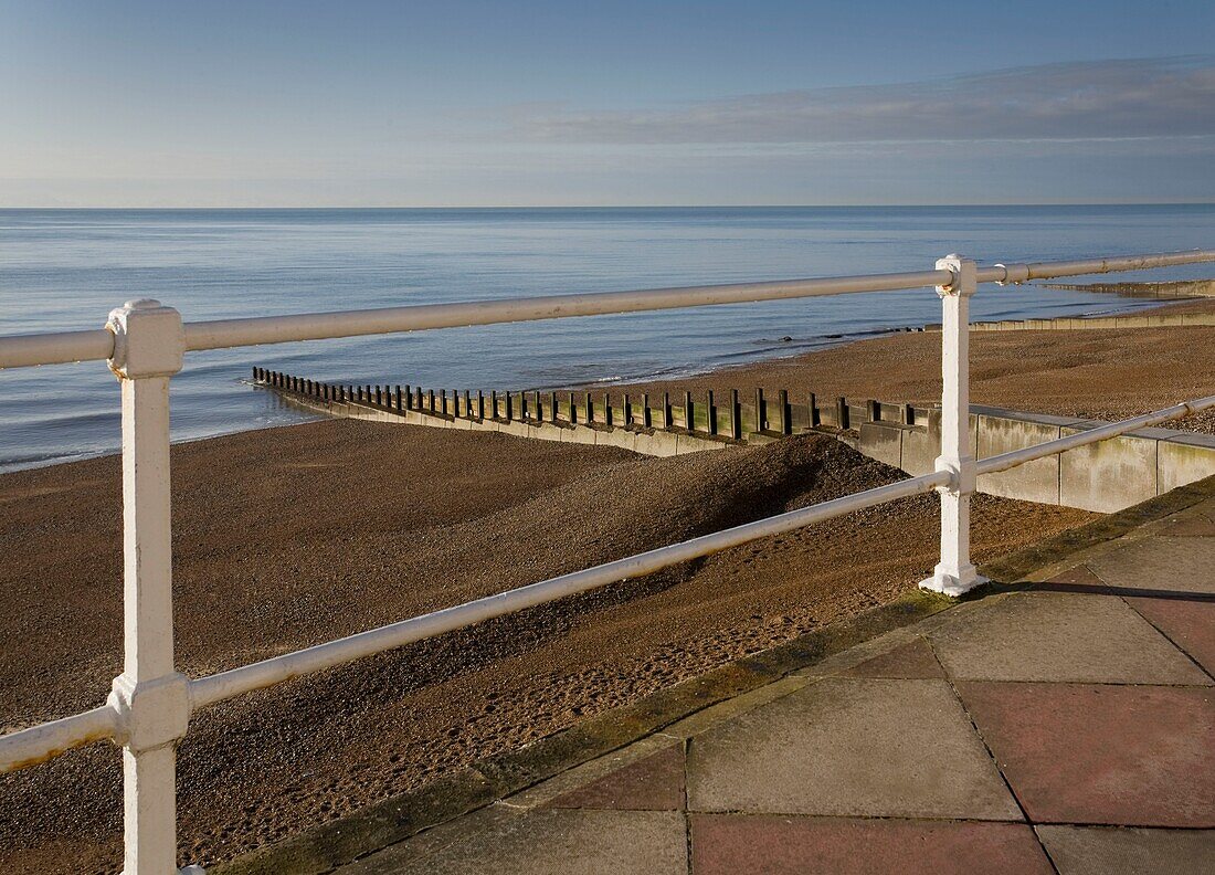 Handlauf und Blick aufs Meer über den Kiesstrand in St Leonards on Sea, East Sussex, England, UK