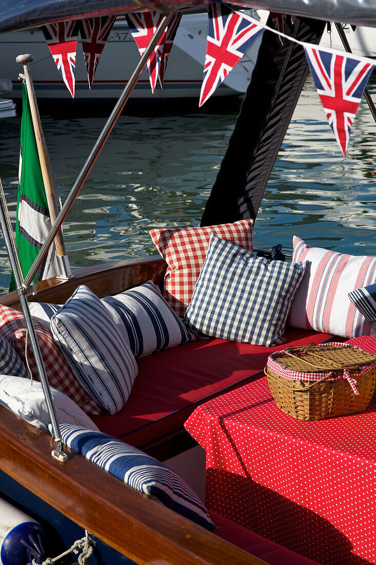 Union Jack Wimpel über dem Sitzbereich auf dem Deck des Picknick-Boots Dartmouth Devon England UK
