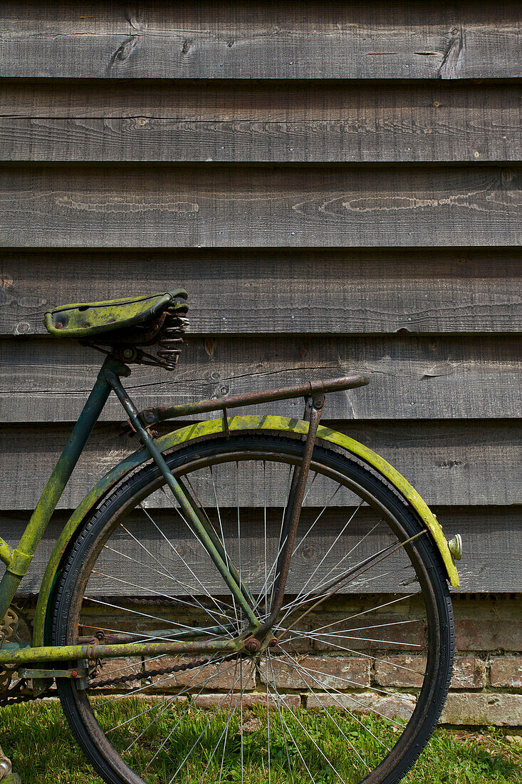 Vintage-Fahrrad und holzverkleidetes Äußeres eines Landhauses in Kent, England UK