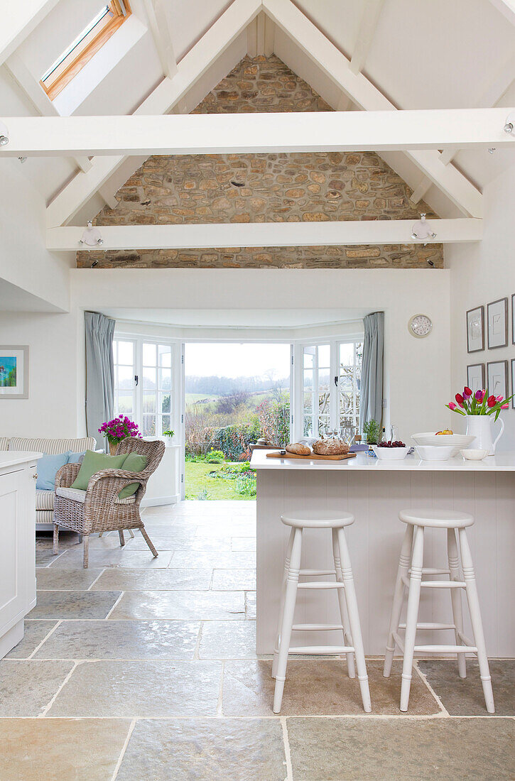 Barhocker in offener Küche mit Balken in einem Ferienhaus in Dorset, Corfe Castle, England