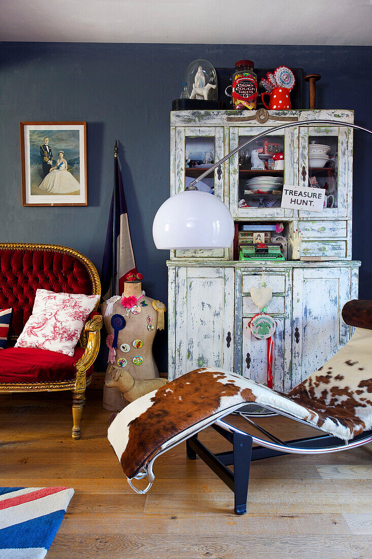 Vintage-Lampe und Ponyskin-Sessel mit Vitrine und Sofa in einem Haus in Tenterden, Kent, Großbritannien