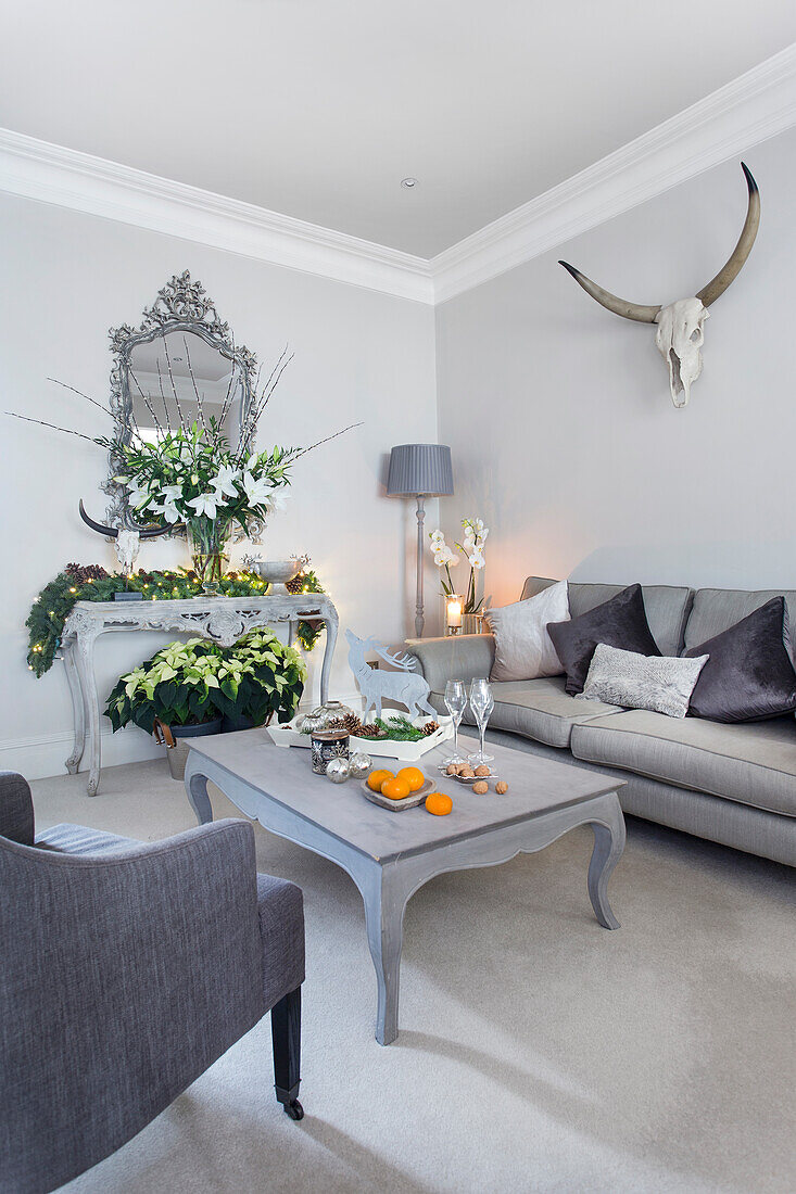 Winterblumen und Grautöne im Wohnzimmer eines Londoner Hauses UK