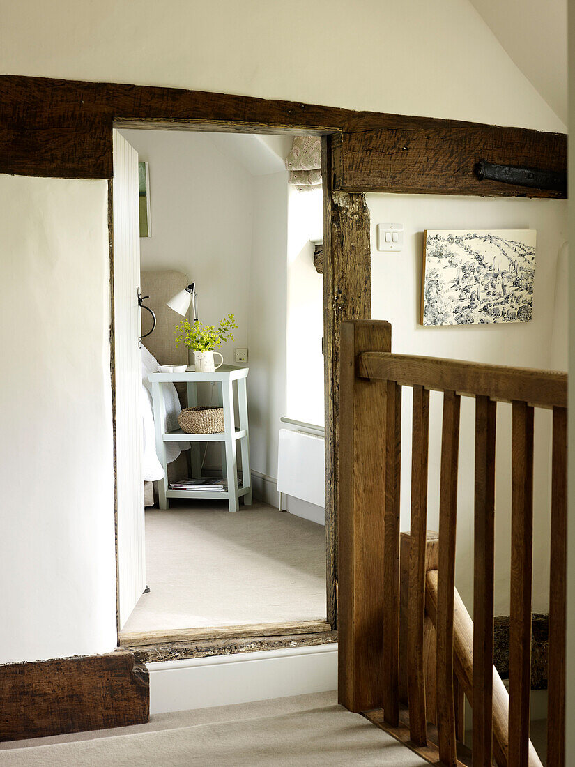 Holzgeländer mit Blick in ein Schlafzimmer in einem Fachwerkbauernhaus in West Sussex, England, Vereinigtes Königreich