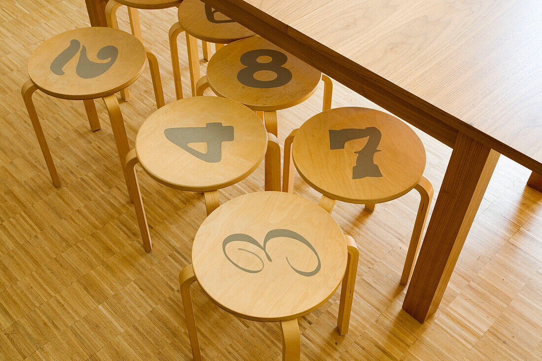 Nummerierte Hocker am Tisch im Büro London UK