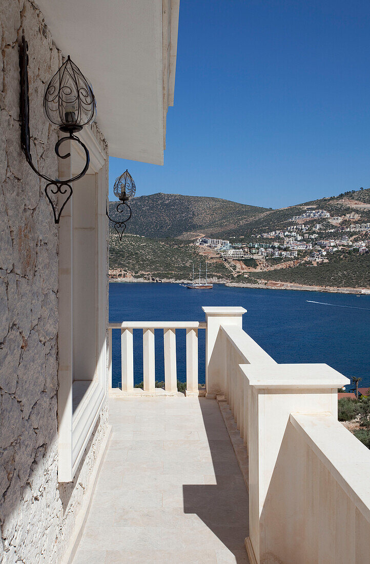 Metallgeschmiedete Lichter auf dem Steinbalkon einer Ferienvilla, Republik Türkei